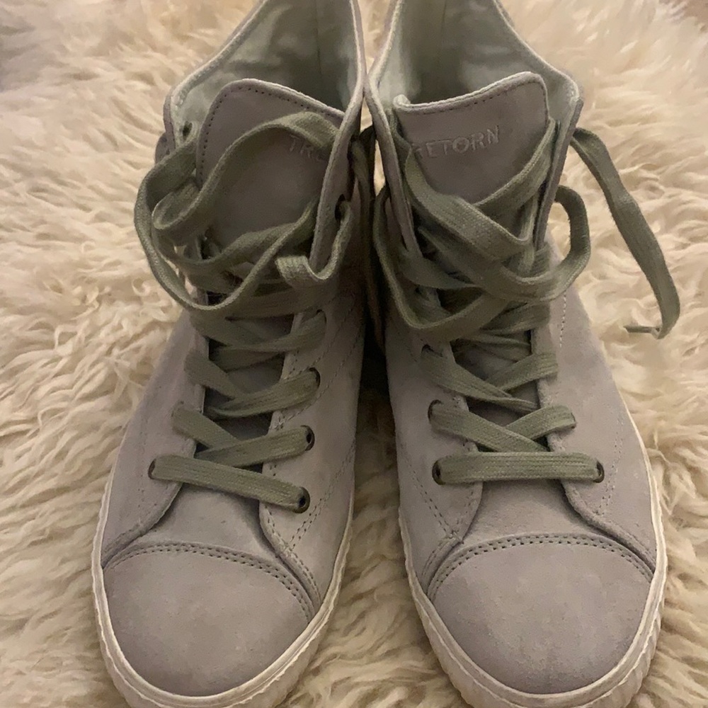 Like new tretorn hi tops